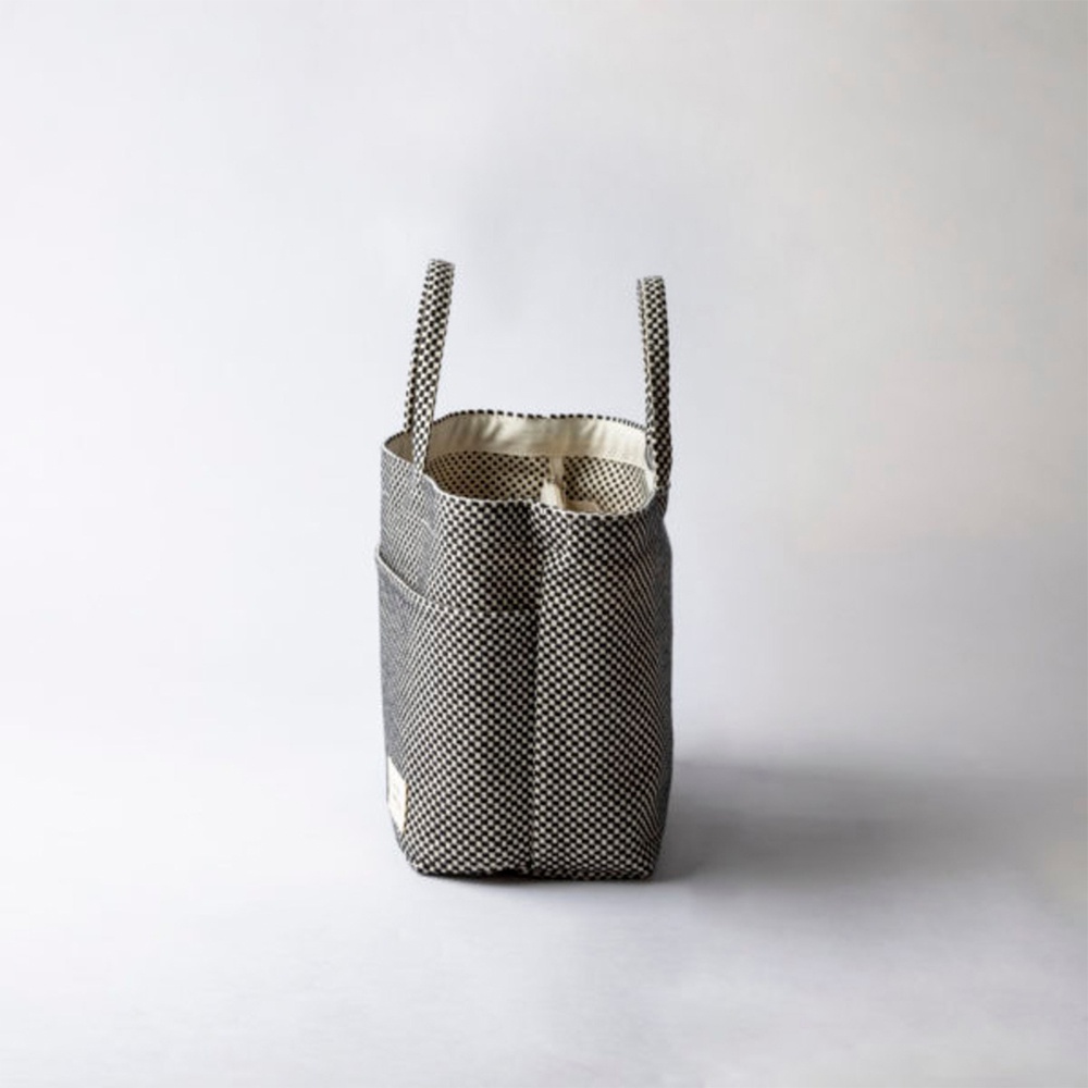 三河木綿刺子織多口袋托特包，黑色與白色格紋布料，配有兩個提把和外部側袋。