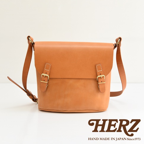 日本 HERZ 職人手作皮革雙扣旅行郵差包，淺棕色皮革，側背包，附品牌標誌。