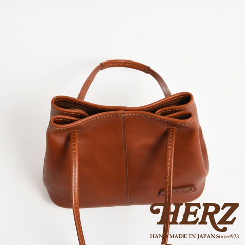 HERZ 職人手作皮革可調式兩用托特包，焦糖色牛皮製作，簡約大方，手提或肩背皆可