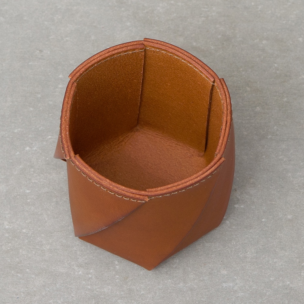 職人手作皮革Organ六角收納筆筒，採用柔軟的棕色皮革製成，縫線精緻，造型獨特，可收納筆、文具或小物。
