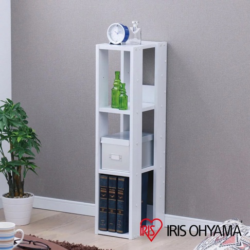 白色時尚分層收納架，寬20公分，共四層，展示有時鐘、玻璃瓶、收納盒及書籍。