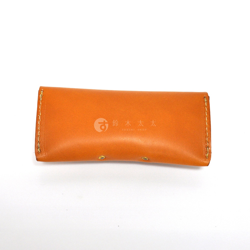 一個橙色的皮革眼鏡收納盒，上面有品牌標誌和文字。