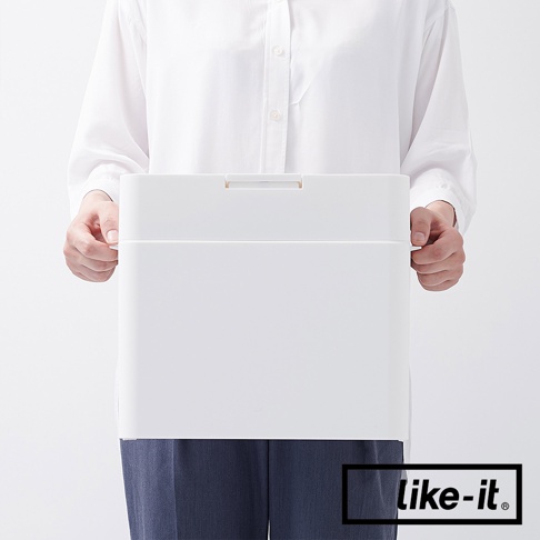 白色塑膠材質的按壓式垃圾桶，容量 9.5L，上方有提把設計，適合居家使用。