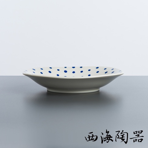 波佐見燒藍丸紋輕量沙拉盤，白色陶瓷盤面佈滿藍色圓點圖案，盤緣略向外翻，整體呈淺碟狀。