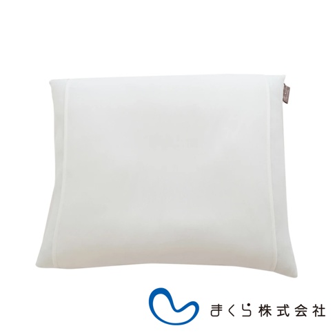 純白色無敵軟枕專用枕套，觸感柔軟，材質輕薄，邊緣有精緻縫線，右側角落帶有品牌標籤。