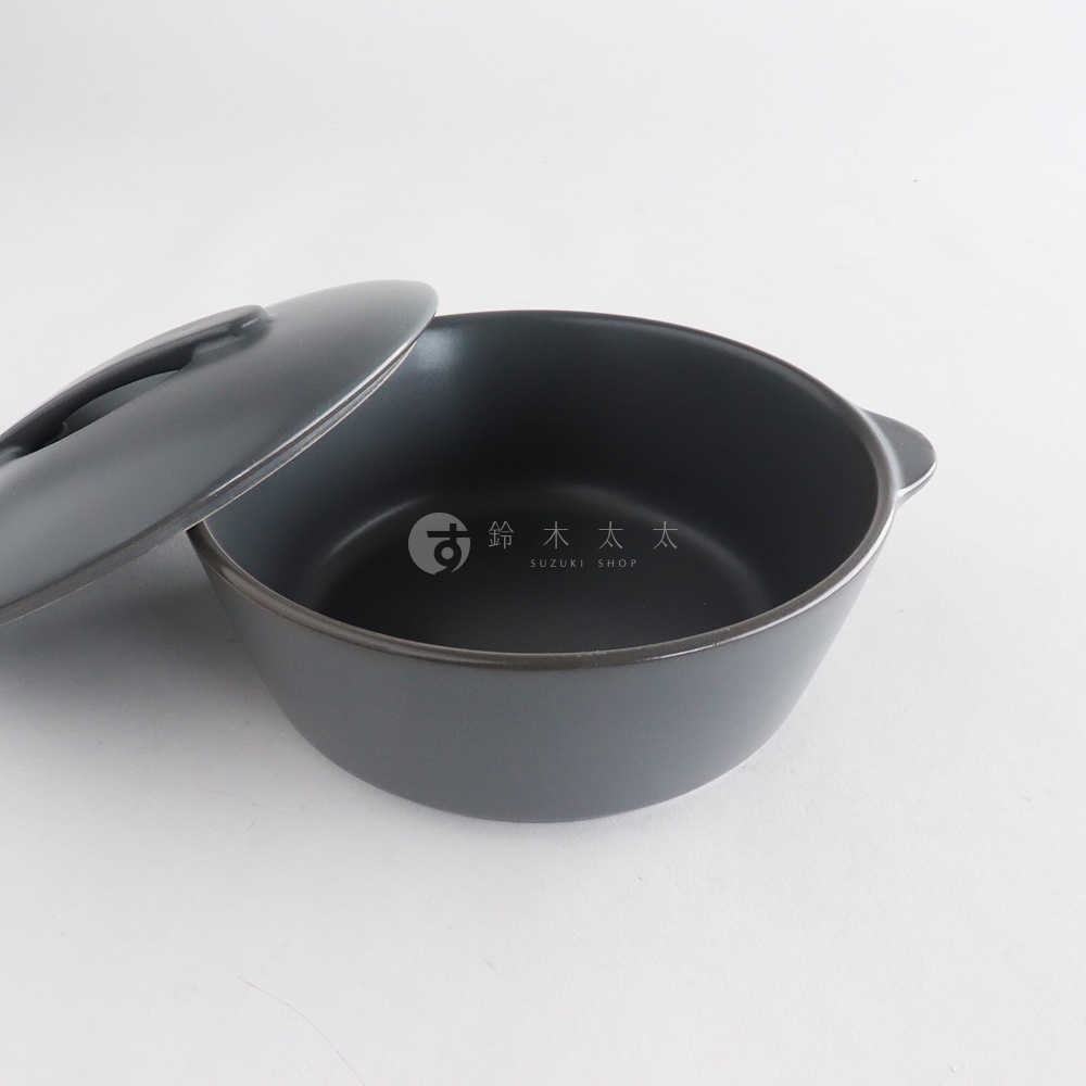 The chef 多功能耐熱陶製萬用附蓋圓鍋 S，採用深灰色陶製，鍋蓋傾斜放置於鍋身旁，露出鍋內空間。