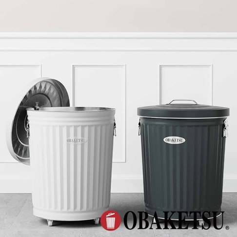 兩個OBAKETSU手工製附輪垃圾桶，一個為白色，桶蓋打開；另一個為炭灰色，桶蓋蓋上。