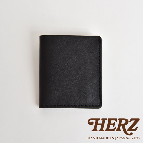 HERZ 品牌黑色皮革名片夾，採用手工製作，上面印有「HAND MADE IN JAPAN Since1973」字樣