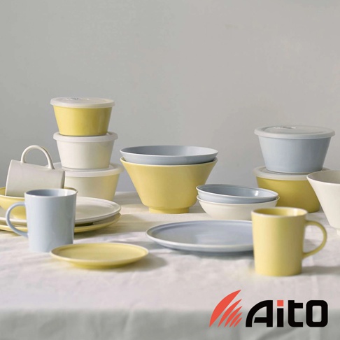 各式陶瓷餐具，包含多個深碗、淺盤、杯子及帶蓋儲物盒，主要顏色有淺藍、鵝黃及白色，展現簡約釉彩風格。