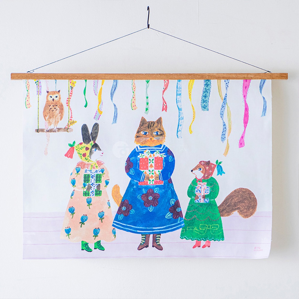 無框帆布藝術海報，描繪一場動物們的交換禮物派對。畫面中有貓、兔子和松鼠，牠們都穿著色彩鮮豔的服飾並手持禮物。背景有懸掛的彩色紙帶，整體風格溫馨可愛。