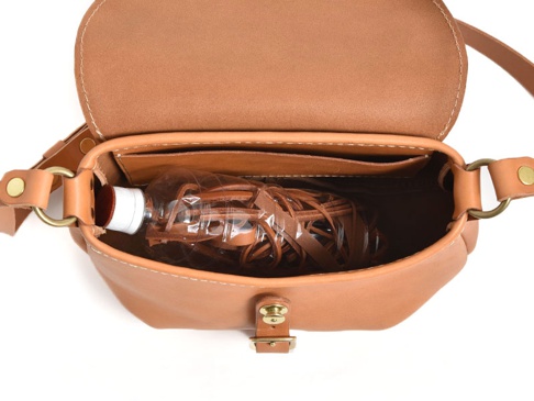 職人手作皮革休閒旅行馬鞍包 (CK-20)，淺棕色皮革，包內裝有一瓶透明塑膠瓶和皮革裝飾。