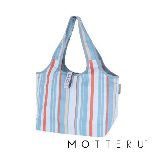 一款藍色、白色、橙色和米色條紋的摺疊托特包，帶有灰色提把和一個寫有「TOM」字樣的標籤。