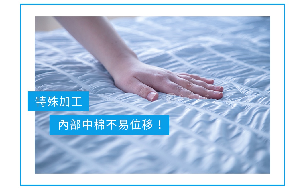 淺藍色單人被，表面壓有特殊縫線紋理，材質輕薄柔軟，手部輕觸感受其細緻觸感。