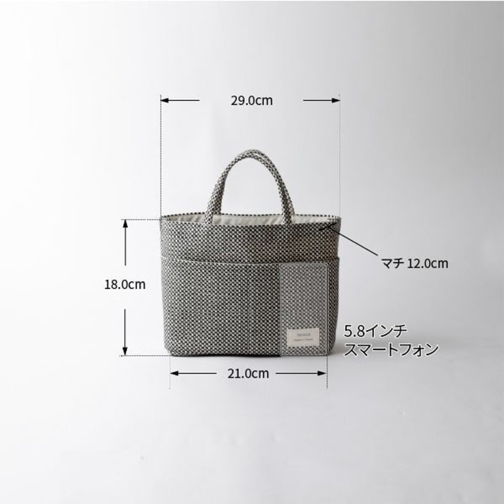 三河木綿刺子織多口袋托特包，黑白格紋，設有雙提把及外側多個口袋，尺寸標示為寬21.0cm、高18.0cm、厚12.0cm，並標示可放入5.8吋智慧型手機。