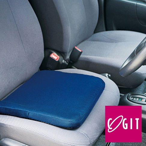 深藍色蜂巢式冷凝膠坐墊，附有布套，放置於汽車座椅上。