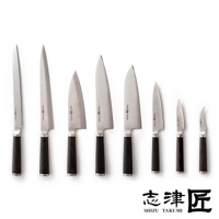 志津匠一系列專業廚房刀具，從左至右分別為鋸齒刀、主廚刀、Santoku Knife、主廚刀、主廚刀、Petit knife 水果刀、中式菜刀，最後是迷你彎刀，刀柄皆為深色木質。