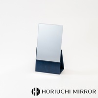 NAPURE 桌上型2Way折疊化妝鏡，鏡面清晰，底座為海軍藍皮革材質，可折疊設計，方便攜帶。