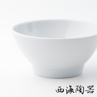 一隻純白色的陶瓷飯碗，碗身呈現簡約的弧線設計，底部有微微的階梯狀結構，碗內無任何裝飾，背景為純白色。