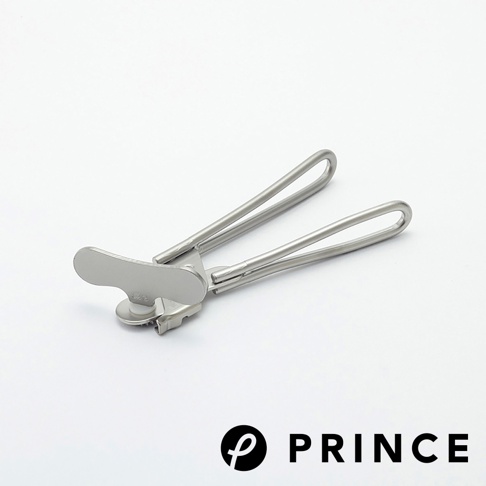 銀色不鏽鋼旋轉開罐器，具有兩個圓形握柄和一個可旋轉的切割輪，底部有齒狀設計。