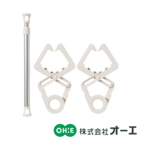 銀色金屬伸縮桿一根，搭配兩個白色塑膠夾子。夾子為剪刀式結構，可夾掛物品。