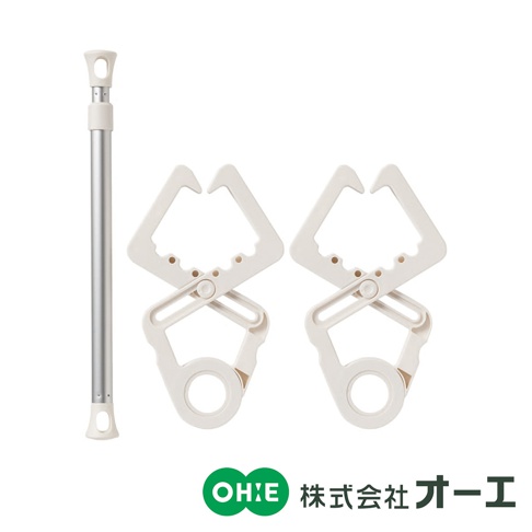 銀色金屬伸縮桿一根，搭配兩個白色塑膠夾子。夾子為剪刀式結構，可夾掛物品。