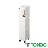 UNEED系列三層抽屜式分類垃圾桶，白色塑膠材質，設計有三個可抽取的收納層，頂部有開口，底部裝有四個黑色輪子，方便移動。