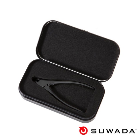 日本職人指甲剪-黑鋼款S，置於黑色金屬收納盒內，指甲剪為黑色鋼材，造型簡潔。