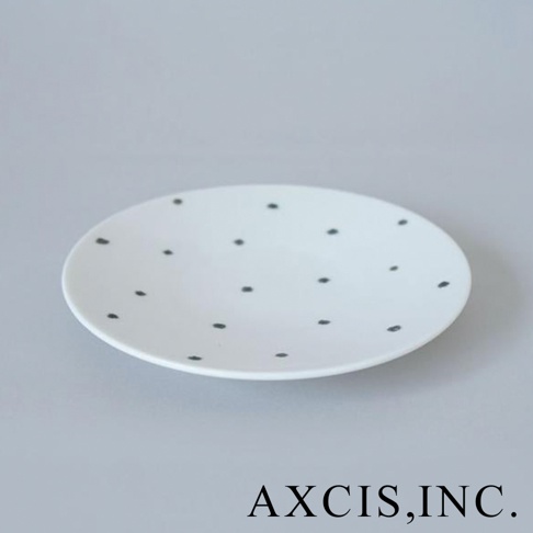 美濃燒手繪點心盤，白色陶瓷盤身，飾有隨機排列的黑色圓點圖案。