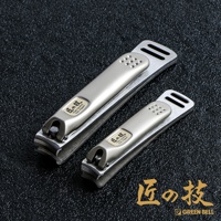 兩支銀色不鏽鋼曲刃指甲剪，尺寸一大一小，置於黑色紋理背景上。較大的指甲剪在上方，較小的在下方。兩者皆有品牌標誌，頂部有圓孔設計，剪刀部分為金屬原色。