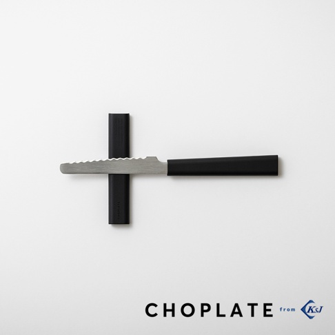 CHOPLATE KNIFE 兩用砧板盤專用刀，具有銀色鋸齒刀刃和黑色手柄，刀刃置於黑色砧板盤上，呈現十字形狀。