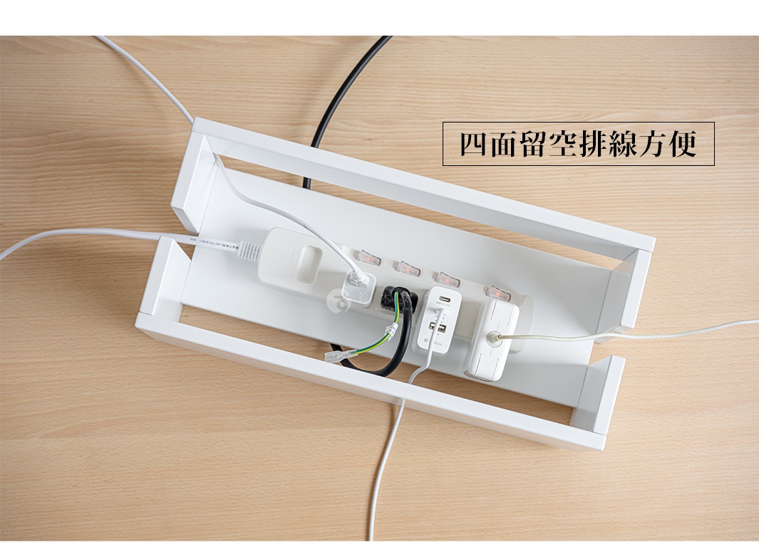 白色木質電線收納盒，內有白色延長線插座，連接多個充電器和電線，置於木紋桌面上。