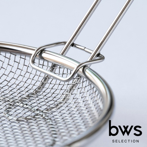 bws SELECTION 標誌下方是一張不鏽鋼瀝水盤的特寫，顯示其編織網孔細節和金屬把手。