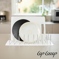 伸縮式不鏽鋼瀝水架，架身為白色，可收納一個黑色和一個白色盤子，由不鏽鋼支架支撐。