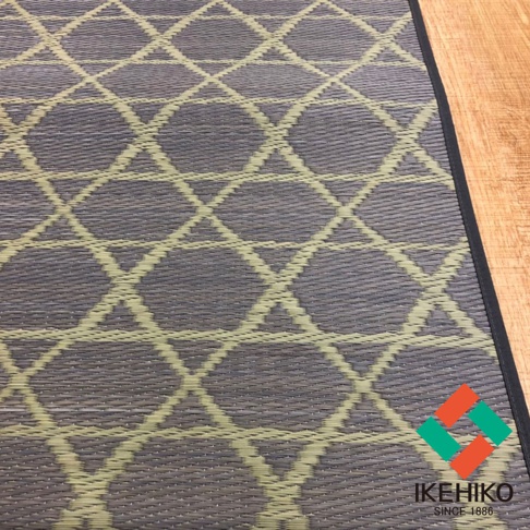 深灰色榻榻米廚房地墊，織紋菱形格紋圖案，配有淺黃色線條，尺寸為 60x180 公分，帶有黑色包邊。