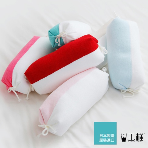 五個圓柱形糖果枕，顏色包含粉紅色、白色、紅色、淺藍色和青綠色。枕套材質為柔軟織物，兩端以白色繩子繫緊，營造糖果般的造型。