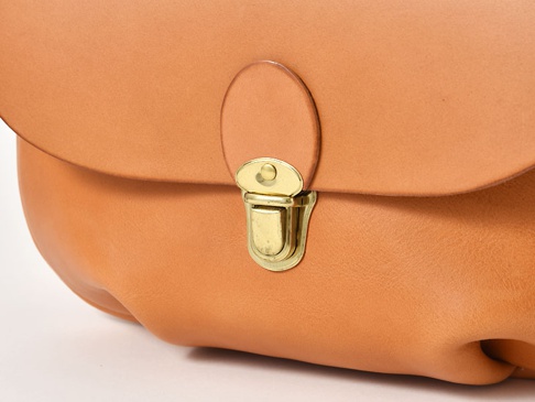 職人手作皮革屋瓦風迷你後背包 (R-6)，採用原色皮革製作，搭配金色金屬旋轉鎖扣。