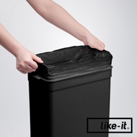 雙手正在為黑色長方形垃圾桶套上黑色垃圾袋。