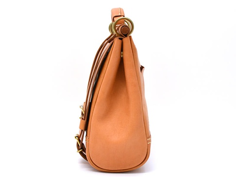 職人手作皮革屋瓦風兩用側背包 (CW-147) M，淺棕色牛皮材質，側邊有金屬扣環和縫線細節，可作為側背包或後背包使用。