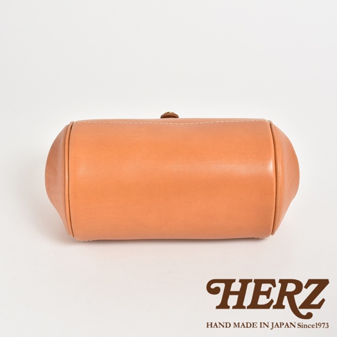 職人手作皮革口金醫生單肩包 CW-12，淺棕色皮革，圓潤造型，頂部有金色口金扣。