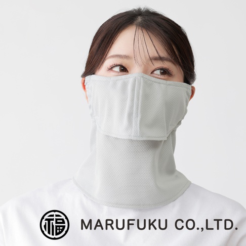 一位女性模特兒配戴著 MARUFUKU 丸福纖維的淺灰色防曬半面罩，該產品採用吸汗降溫的網眼布料設計，包覆範圍由鼻樑下方延伸至頸部，提供透氣且完整的臉部與頸部遮陽防護。