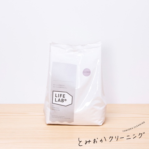 白色塑膠補充包，印有「LIFE LAB°」品牌標誌，上方有「FLOWER」圓形標籤，產品名稱為薰衣草洗衣粉。