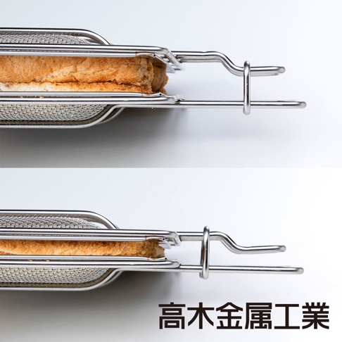 兩個烤箱用口袋吐司網夾，均由銀色金屬製成，夾著一片烤過的吐司。網夾設計簡潔，帶有可掛取的提手。