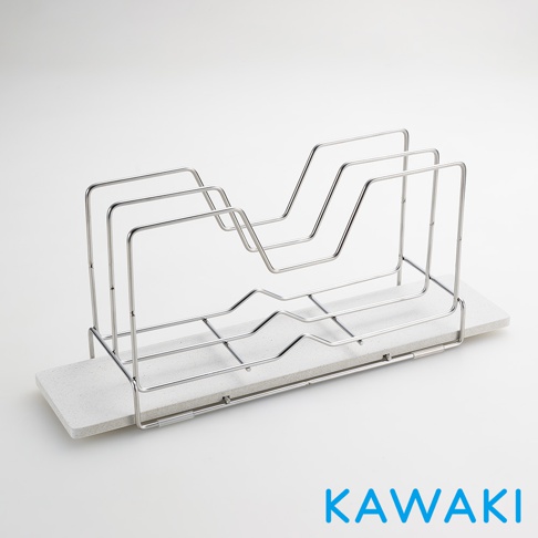 銀色金屬線條製成的鍋蓋砧板架，設有四個獨立的槽位，底部為淺灰色珪藻土瀝水板。