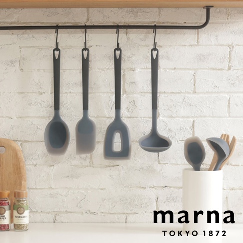 marna TRYANGRIP 三角耐熱矽膠料理匙-S，廚房用具懸掛在木架上，周圍有香料罐和收納杯。