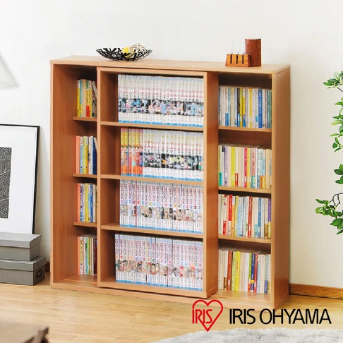 淺木色四層漫畫活動書架，左側有滑門，展示架上擺滿各式漫畫書籍，右側書架則收納了不同尺寸的書籍。