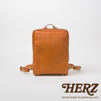 棕色皮革材質的方形商務後背包，兩側有可調節的皮質背帶，頂部有一個手提把。