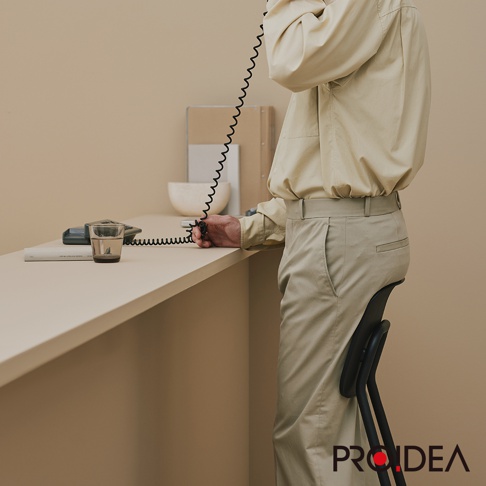 STAN CHAIR 人體工學站立椅，採用黑色塑膠椅身與金屬椅腳，展現簡約設計。