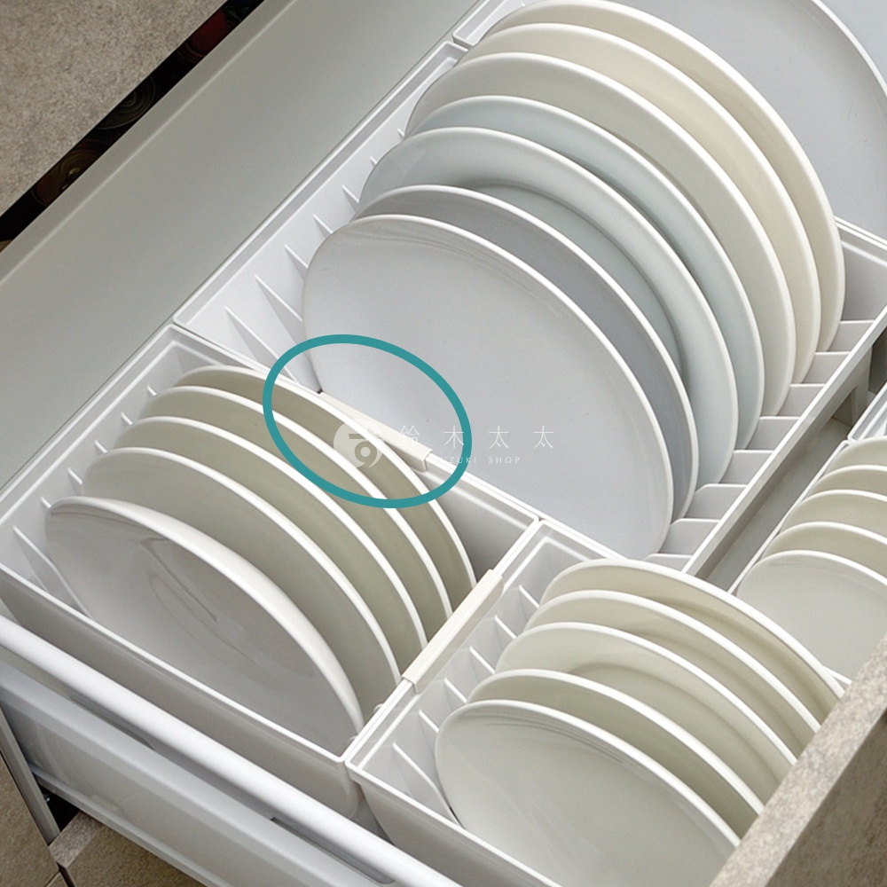 抽屜式餐盤收納架內整齊擺放著白色盤子，收納架的隔層設計方便分類擺放。