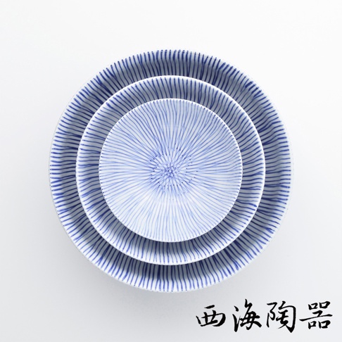 三個疊放的波佐見燒小碗，均為白色陶瓷，飾有藍色細緻的十草紋。