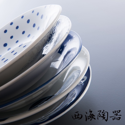 五件波佐見燒藍丸紋輕量沙拉盤堆疊，盤子為白色陶瓷，飾有不同深淺的藍色圓點、螺旋紋或線條裝飾，呈現簡約日式風格。